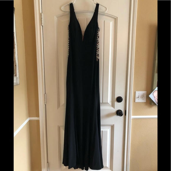 Black Formal women’s gown, size 6 - Picture 3 of 3